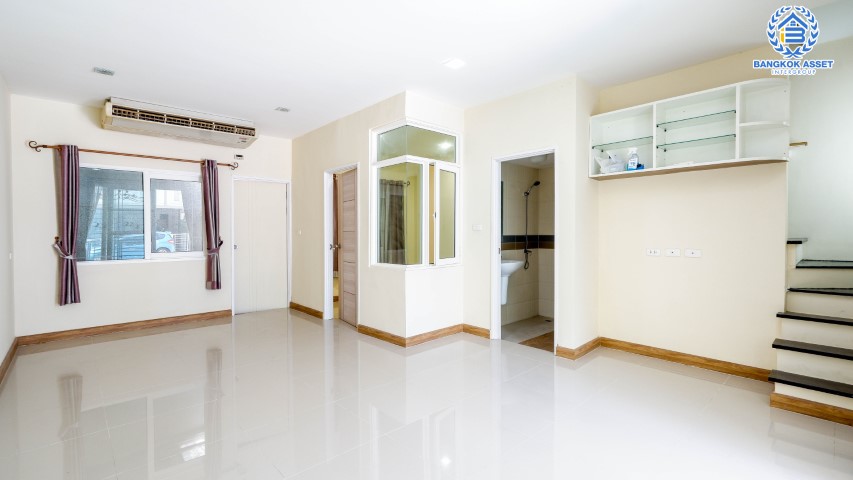 *****ทาวน์เฮ้าส์มือสองย่านสมุทรสาคร ม.โกลเด้นทาวน์ พระราม2 หลังมุม! เนื้อที่กว้างขวางถึงเกือบ 22 ตร.ว. ฟังก์ชันจัดเต็มอย่างกับบ้านเดี่ยว 4 ห้องนอน 3 ห้องน้ำ 2 ที่จอดรถ แถมฟรี! 2 เครื่องปรับอากาศ, 1 เครื่องทำน้ำอุ่น, 1 เครื่องดูดควัน เชื่อมต่อถ.พระราม 2 ใกล้บิ๊กซี, เซ็นทรัลพระราม 2 และทางด่วน "พระราม 2"